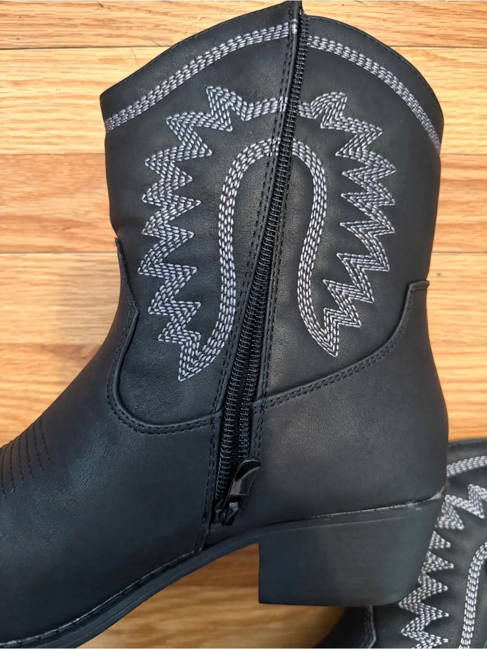 Global Win Black Western Boots with Silver Stitching